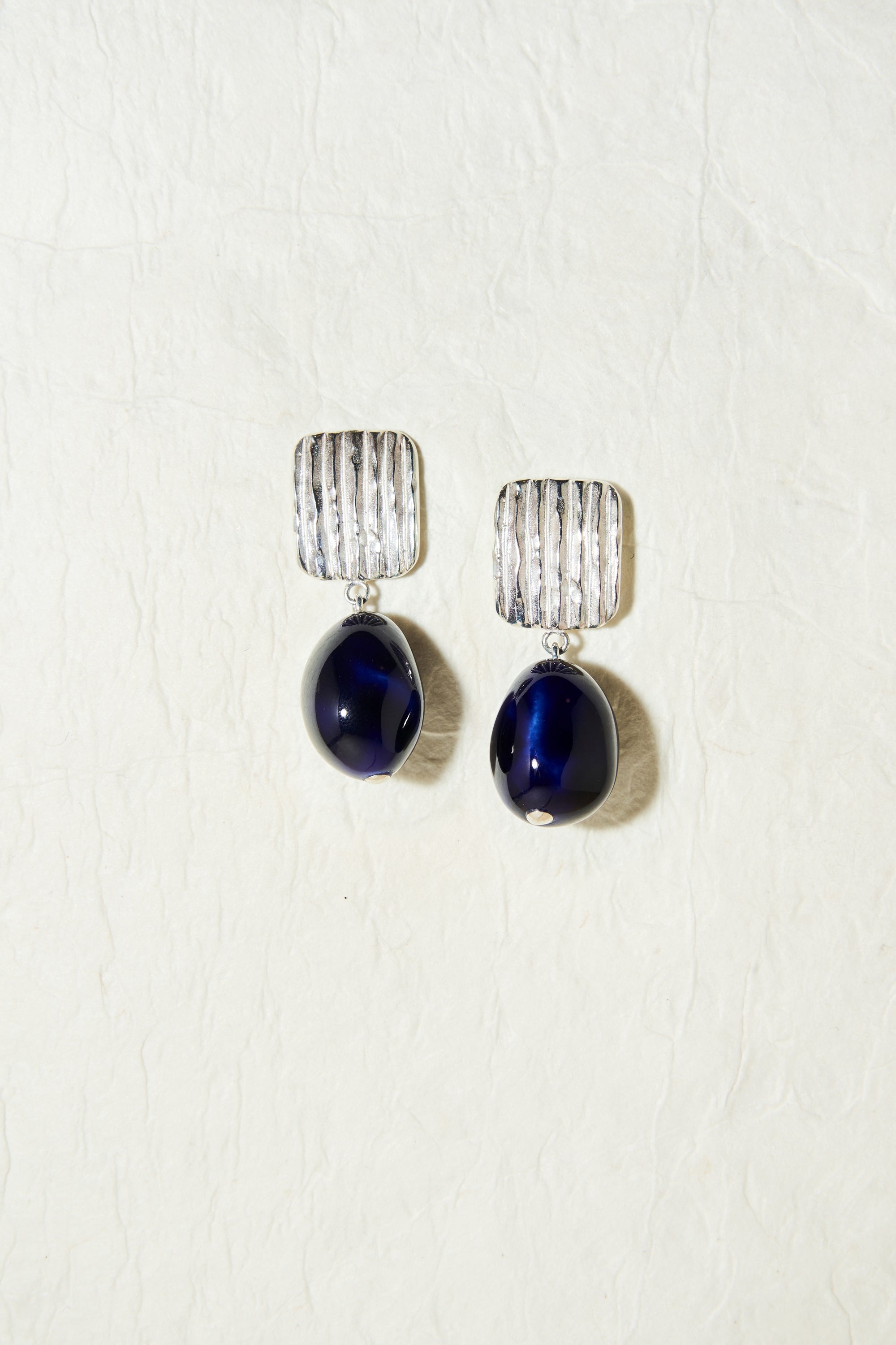 THE MISHA NAVY EARRINGS IN SILVER