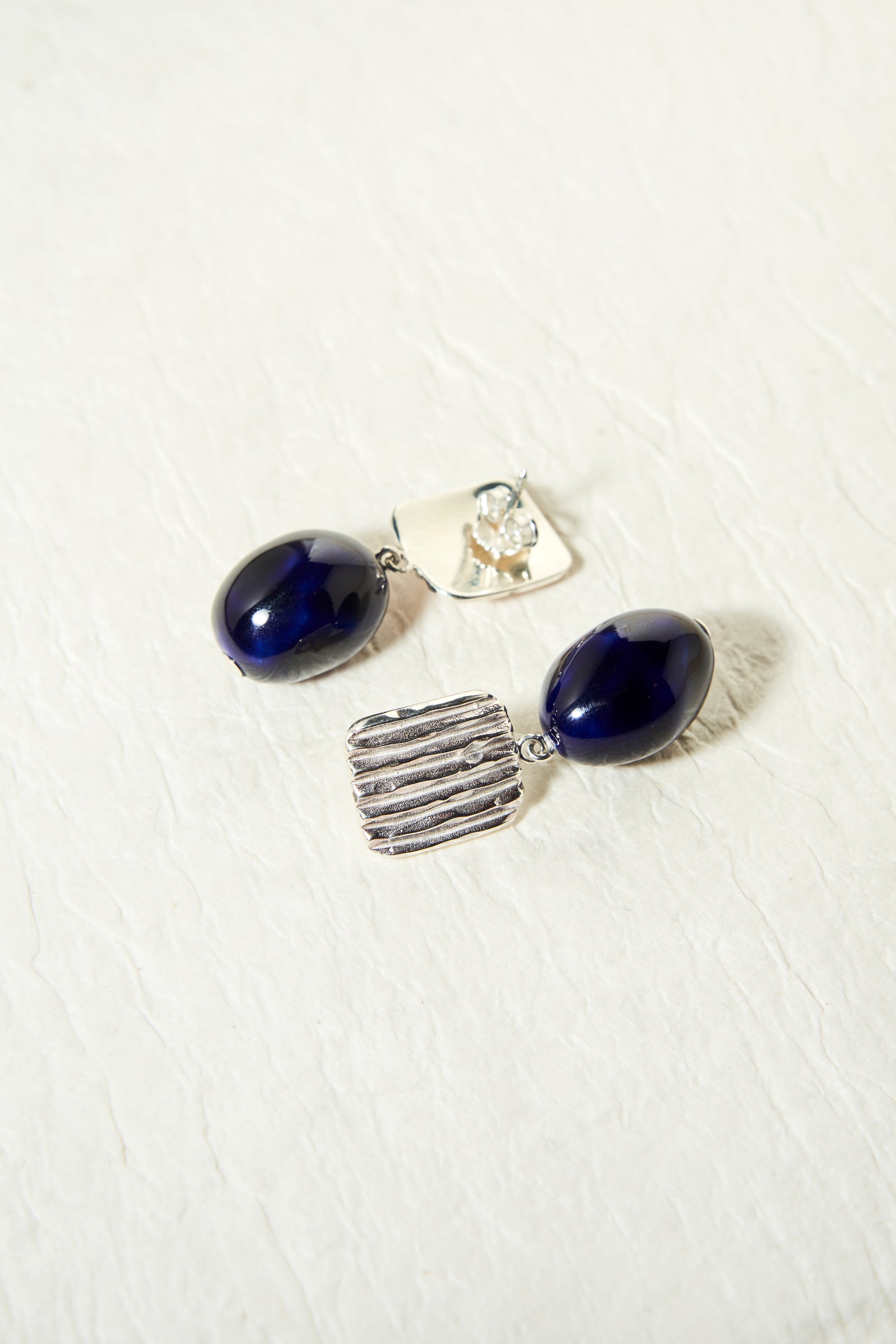 THE MISHA NAVY EARRINGS IN SILVER