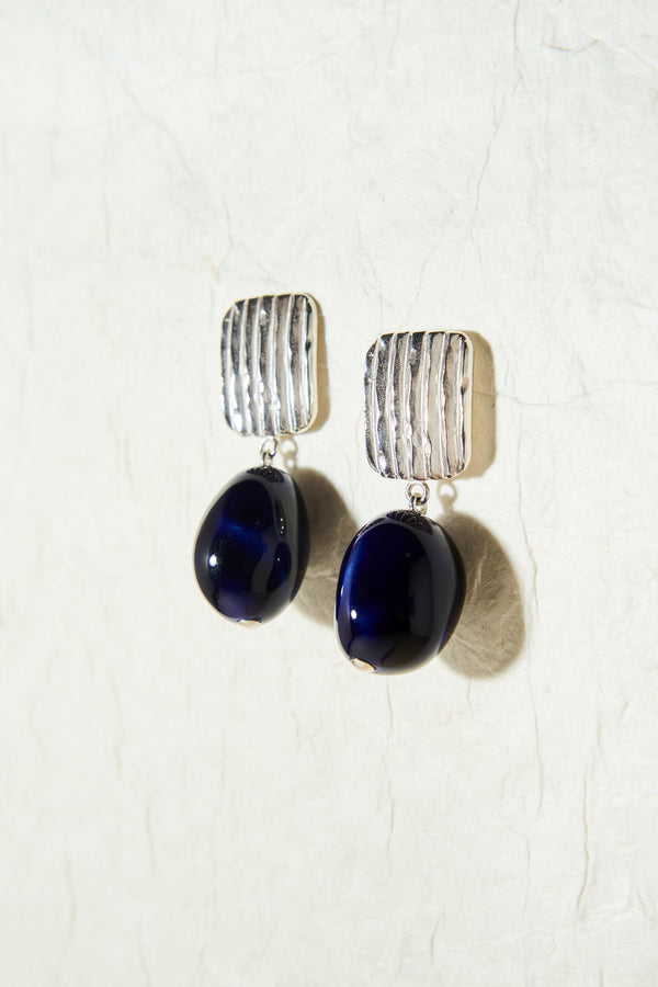 THE MISHA NAVY EARRINGS IN SILVER