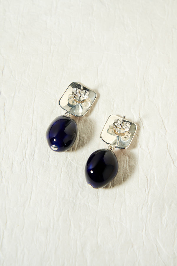 THE MISHA NAVY EARRINGS IN SILVER