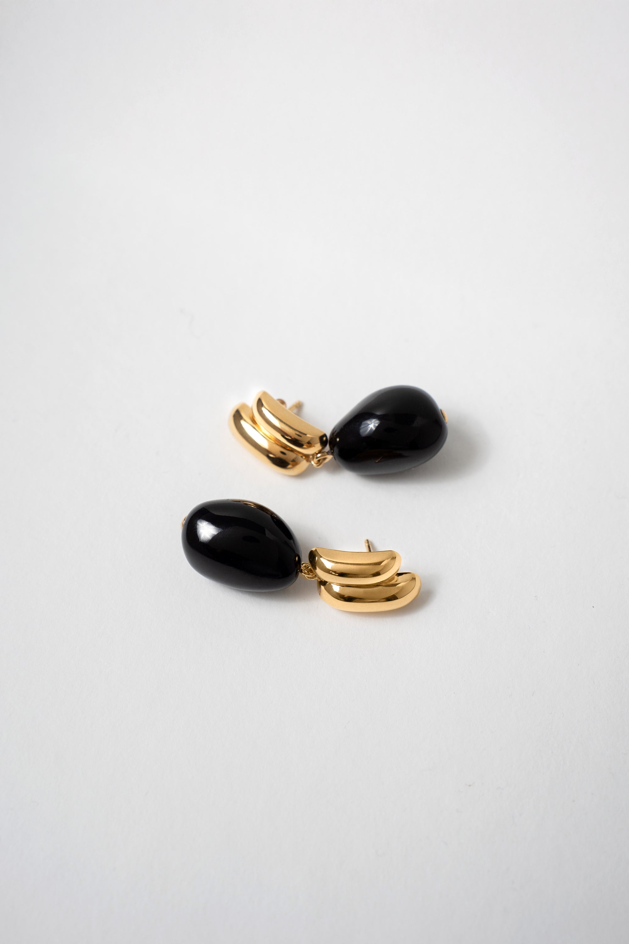 THE IRIS EARRINGS BLACK