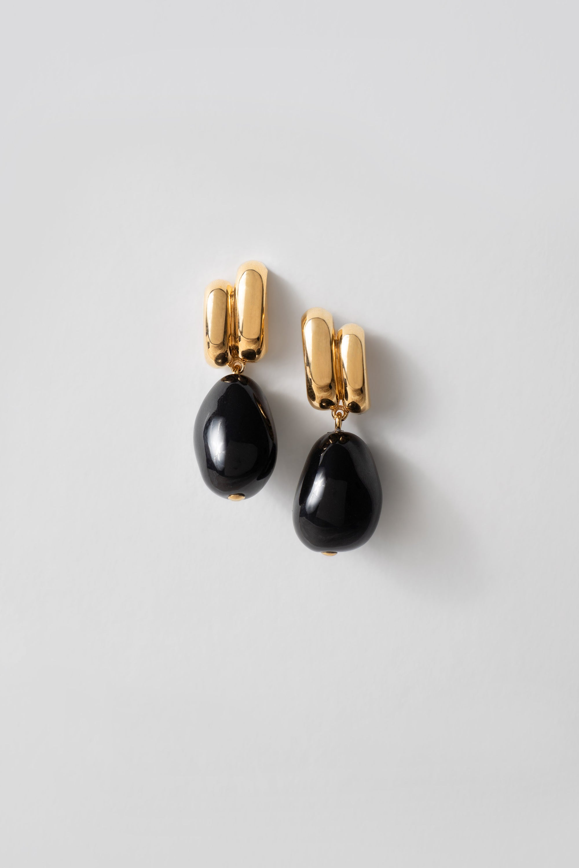 THE IRIS EARRINGS BLACK