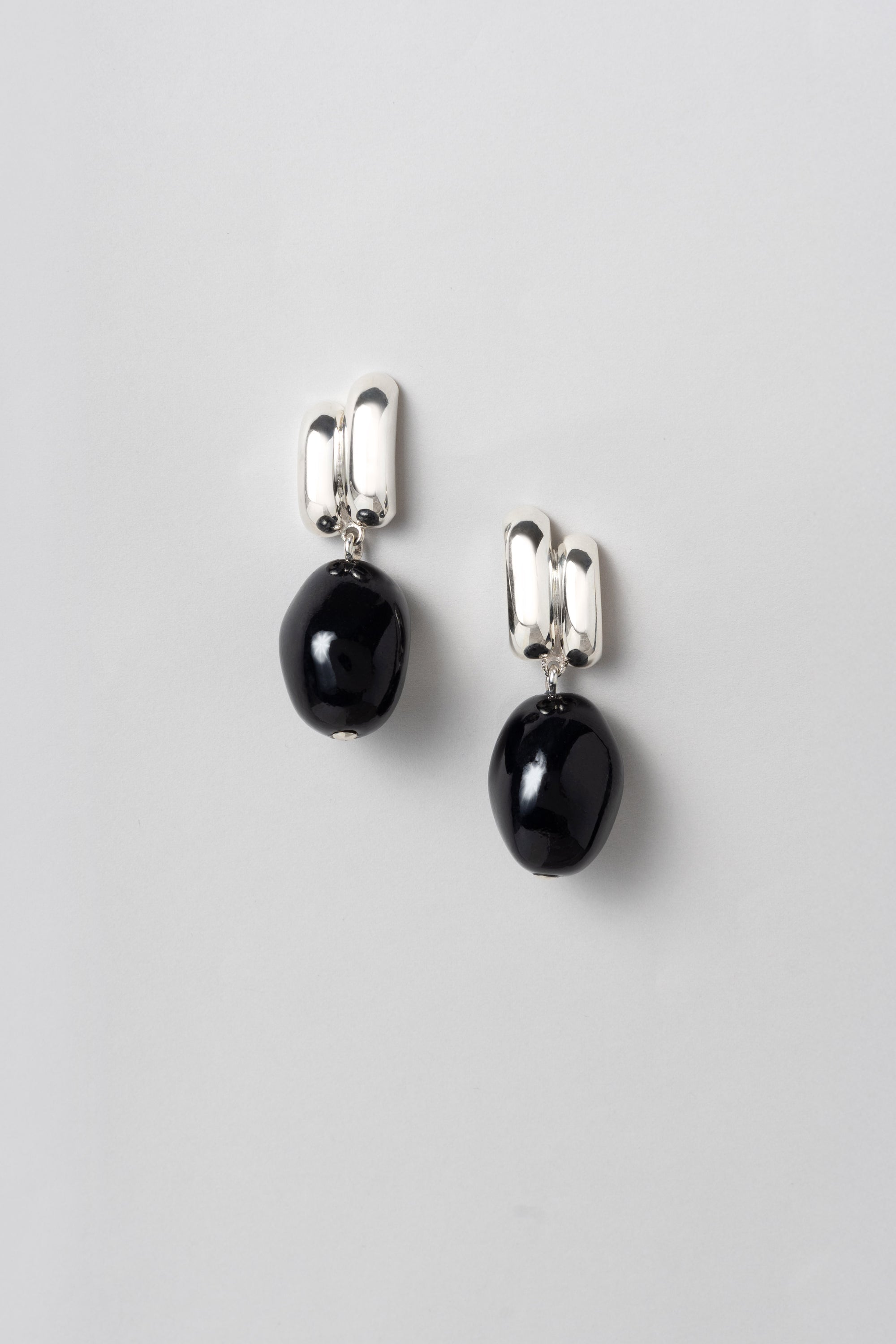 THE IRIS EARRINGS BLACK